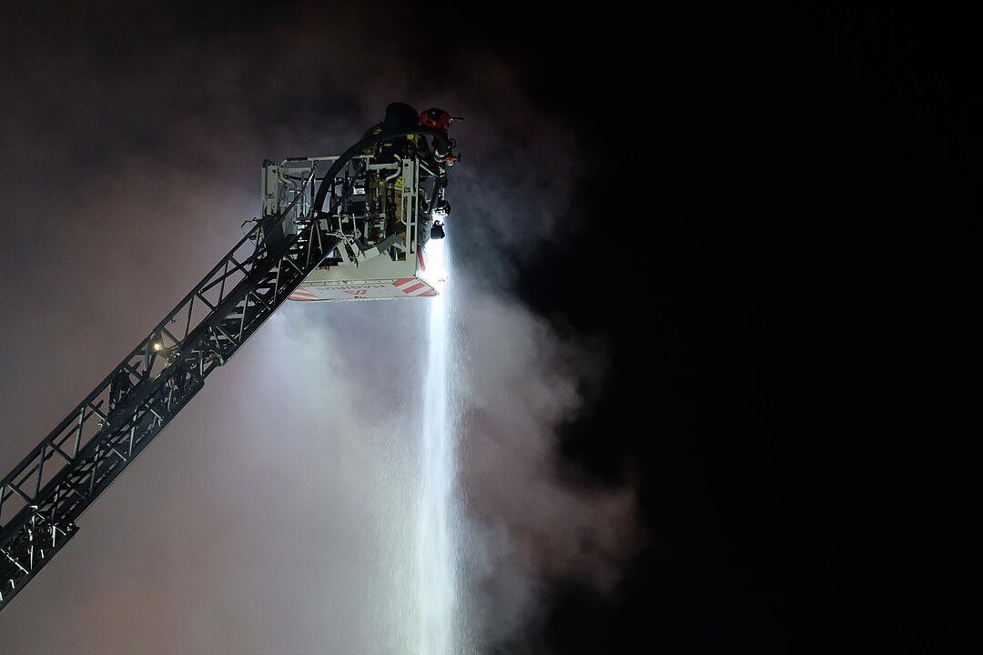 Großbrand zerstört Industriegebäude in Nürnberg