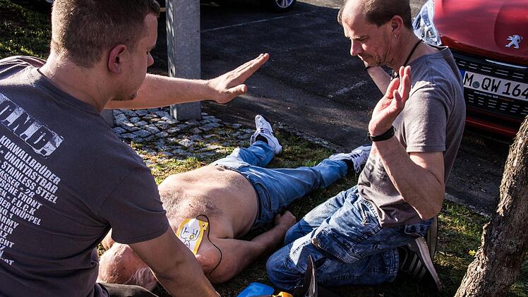 Der speziell für Laien entwickelte Defibrillator gibt per Sprache Anweisungen an die Helfer.  Foto: privat