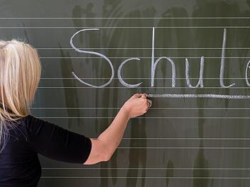 Dass die Klassenlehrerin ihre Schüler auch in der zweiten Klasse unterrichtet, wünschen sich die Stadtsteinacher Eltern.  Symbolbild: Axel Heimken/dpa