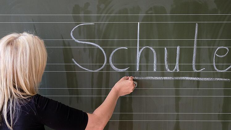 Dass die Klassenlehrerin ihre Schüler auch in der zweiten Klasse unterrichtet, wünschen sich die Stadtsteinacher Eltern.  Symbolbild: Axel Heimken/dpa