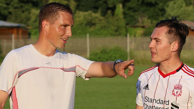 "Da geht's lang": Harald Kaiser, hier mit Oliver Wacker, gibt beim SV Rapid  Ebelsbach die Richtung vor.  Foto: Ralf Naumann
