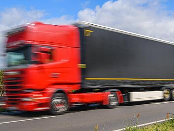 Ein Lkw-Fahrer aus Franken packt aus: Gegenüber inFranken.de äußerte sich ein langjähriger Trucker darüber, was auf den Straßen der Region abgeht. Symbolbild: Patrick Pleul/dpa
