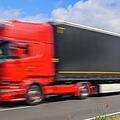 Ein Lkw-Fahrer aus Franken packt aus: Gegenüber inFranken.de äußerte sich ein langjähriger Trucker darüber, was auf den Straßen der Region abgeht. Symbolbild: Patrick Pleul/dpa
