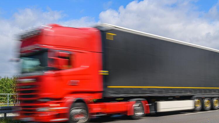 Ein Lkw-Fahrer aus Franken packt aus: Gegenüber inFranken.de äußerte sich ein langjähriger Trucker darüber, was auf den Straßen der Region abgeht. Symbolbild: Patrick Pleul/dpa