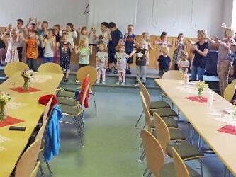 In Neufang beteiligten sich die örtliche Kita und der Seniorenkreis am "7. Aktionstag Musik in Bayern". Foto: hs