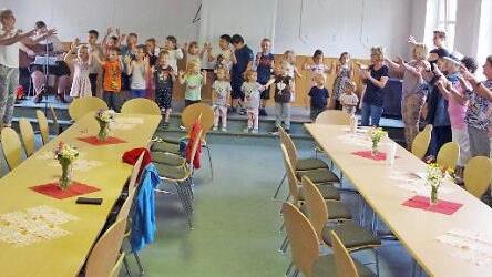 In Neufang beteiligten sich die örtliche Kita und der Seniorenkreis am "7. Aktionstag Musik in Bayern". Foto: hs