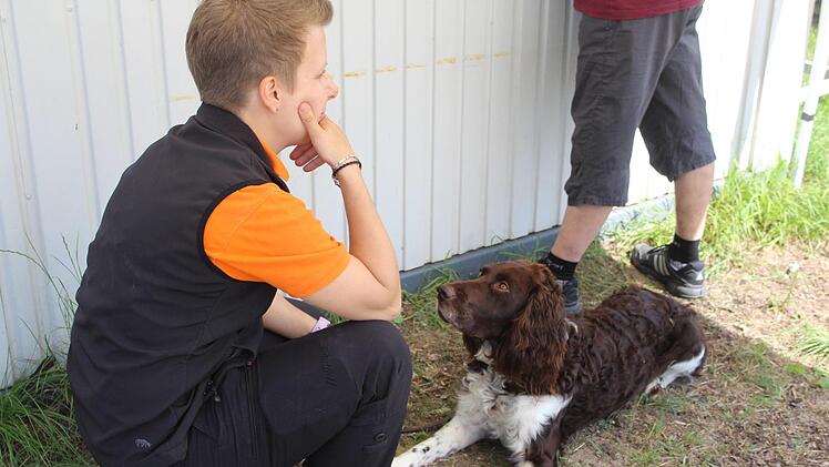 Starterin Carolin Geißel in Konzentration versunken. Die junge Frau spielt im Geiste den Parcours durch, den sie mit ihrem Hund gleich zu bewältigen hat.