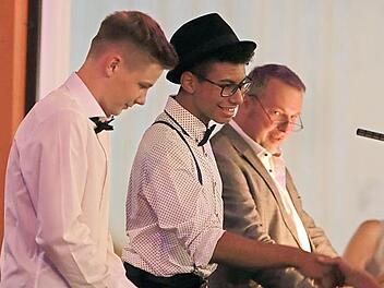 Ein Spitzentrio auf der Schulbühne: die beiden besten Absolventen Pascal Forkel und Yeròme Caba-Torres sowie der Schulleiter Philipp Arnold (von links)