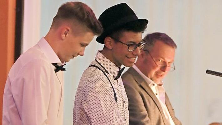 Ein Spitzentrio auf der Schulbühne: die beiden besten Absolventen Pascal Forkel und Yeròme Caba-Torres sowie der Schulleiter Philipp Arnold (von links)