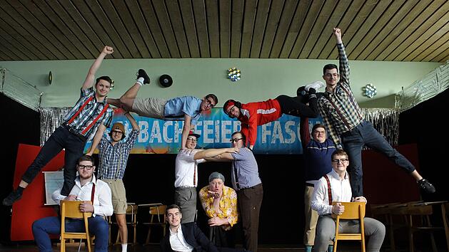 "Back to school" mit Fr&auml;ulein M&uuml;ller (Mitte) geht das M&auml;nnerballett der Feuerwehr Aschbach.  Fotos: Evi Seeger