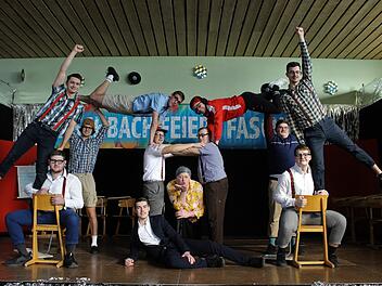 "Back to school" mit Fräulein Müller (Mitte) geht das Männerballett der Feuerwehr Aschbach.  Fotos: Evi Seeger