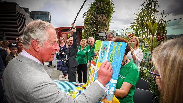 Und mit dem Pinsel umgehen kann er auch noch: Seit Jahrzehnten malt der König in seiner Freizeit Aquarelle.
