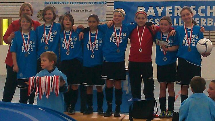 Oberfränkischer Vizemeister wurden die U13-Juniorinnen des SV Reitsch mit (von links) Trainerin Kerstin Adam, Laura Weich, Lisa Knoch, Kimberly Lunz, Lara Daniel, Any Adam, Nina Wenzig, Hannah Wich und Marie Holzmann.