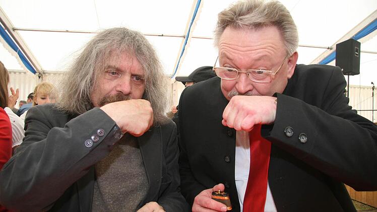 Wenn's ums Schnupfen geht, dann sind sich Pfarrer und Bürgermeister einig: Pater Helmut Hagen und Bürgermeister Hans Pietz genehmigten sich zum Jubiläum eine Extra-Prise. Fotos: Sonja Adam