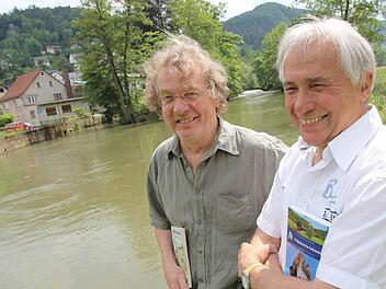 Wollten nie im "Mainstream" mitschwimmen: Michael Müller und Mike Wuttke (v. l.) mit der ersten und der aktuellen Ausgabe. Fotos: Michael Gründel