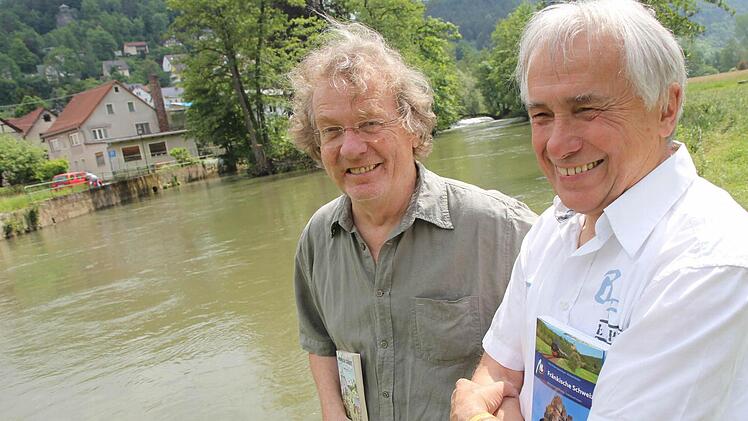 Wollten nie im "Mainstream" mitschwimmen: Michael Müller und Mike Wuttke (v. l.) mit der ersten und der aktuellen Ausgabe. Fotos: Michael Gründel