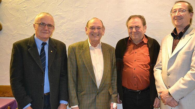 Ehrungen bei den Eigenheimern (von links): Georg Grempler vom Landesvorstand der Siedler-und Eigenheimervereinigung, Fred Back (40 Jahre), Adolf Wehner (40 Jahre) und Vorsitzender Werner Liebenstein (25 Jahre).  Foto: Andreas Lomb