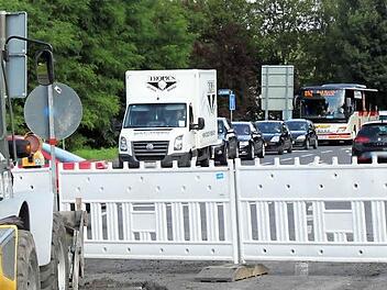 Für lange Staus sorgte am Montag die einseitige Sperrung an der Straßenbaustelle oberhalb der Unteren Saline. Fotos: Thomas Mäuser