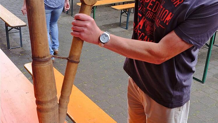 Kommandant Ivo Straube zeigt die hölzerne Krückenspritze aus dem 17. Jahrhundert. Foto: Schaar