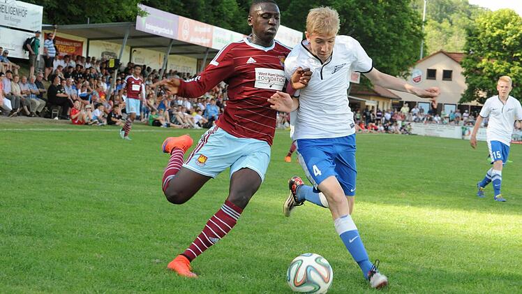 Szene aus dem Finale zwischen West Ham United (dunkles Trikot) gegen Zenit St. Petersburg (1:2).  Foto: Hopf