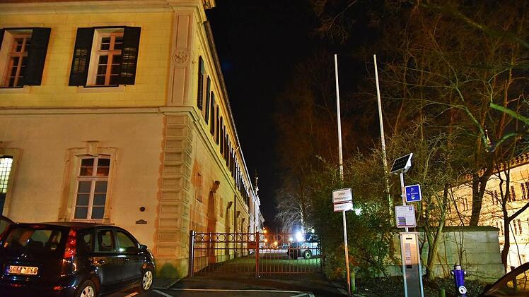 Die Tür des Vermessungsamtes in Coburg ist außerhalb der Geschäftszeiten verschlossen. Das wundert zum Beispiel Christine Ruckdeschel, die sich eine Öffnung von Behördenparkplätzen vor allem am Samstag wünscht. Foto: Gabi Arnold