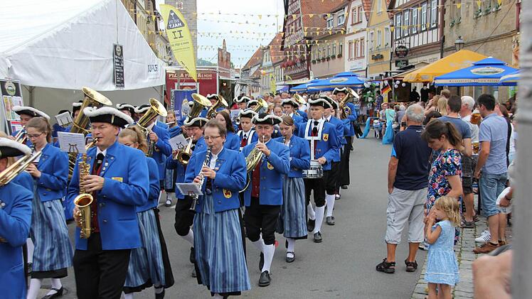 Von Blasmusik begleitet marschierter der Stadtrat ein.