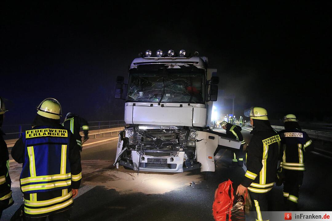 Lkw prallt gegen Stauende auf A3