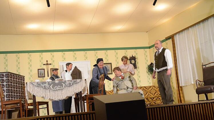 Entsetzen bei der Hochzeitsbesprechung als "Ludwig" im angetrunkenen Zustand zu der Gesellschaft gebracht wird.  Foto: Karl-Heinz Hofmann