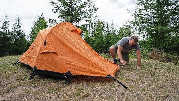 Ein Mann schl&auml;gt auf dem Trekkingplatz Frankenwald Kobach sein Zelt auf. Im Frankenwald und im Bayerischen Wald kann man an einigen Orten abseits regul&auml;rer Campingpl&auml;tze zelten. Dies soll bald auch in der Rh&ouml;n m&ouml;glich sein.