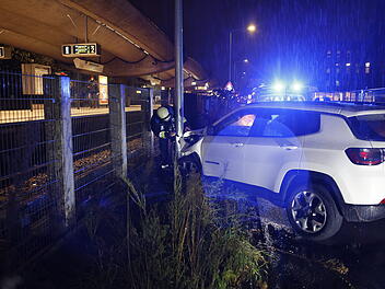 Nürnberg: Kurioser Unfall an U-Bahn-Station - Auto kracht gegen Laternenmast - Leuchte fällt aufs Gleis Nürnberg: Kurioser Unfall an U-Bahn-Station - Auto kracht gegen Laternenmast - Leuchte fällt aufs Gleis