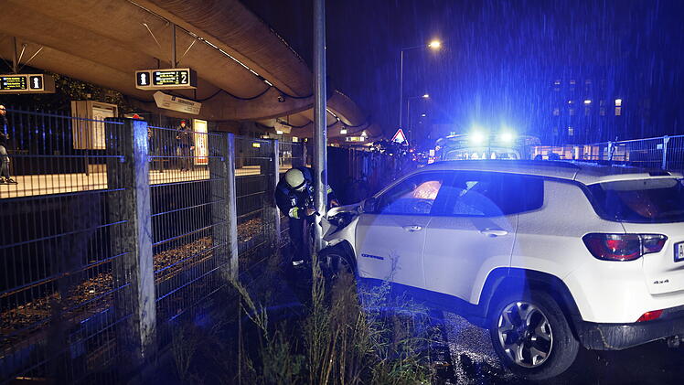 Nürnberg: Kurioser Unfall an U-Bahn-Station - Auto kracht gegen Laternenmast - Leuchte fällt aufs Gleis