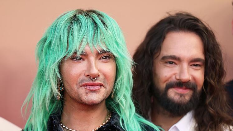 Bill Kaulitz (links) und sein Bruder Tom waren beim Klassentreffen in ihrer alten Grundschule.