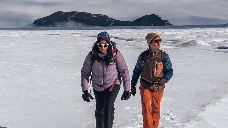 Am Fundort der Gletscherleiche hat Marie Sonnleitner (Salka Weber) ein Armband verloren.  Jonas Becker (Tim Oliver Schultz) hilft ihr, es wieder zu finden.