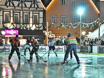 Gegen die Mannschaft der Polizeiinspektion Bad Neustadt hatten weder die BRKler noch die Feuerwehr eine Chance. Fotos: Friedrich