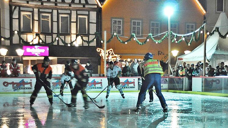 Gegen die Mannschaft der Polizeiinspektion Bad Neustadt hatten weder die BRKler noch die Feuerwehr eine Chance. Fotos: Friedrich