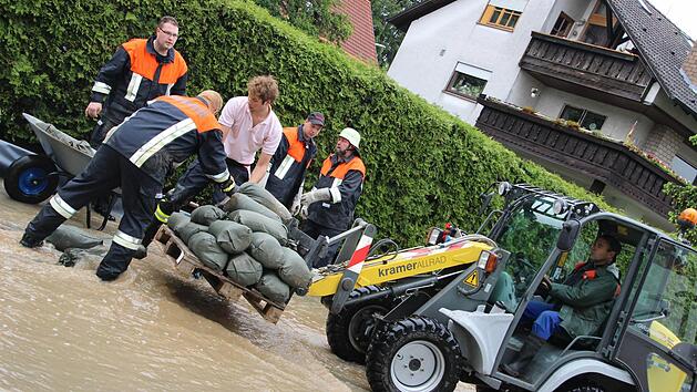 Die Feuerwehr Wiesentheid schützt die Privathäuser mit Sandsäcken vor weiterem Hochwasser.  Fotos: Sabine Herteux