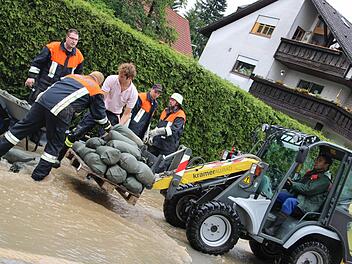 Die Feuerwehr Wiesentheid schützt die Privathäuser mit Sandsäcken vor weiterem Hochwasser.  Fotos: Sabine Herteux