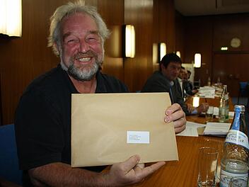 "Herrn Kreisrat Dr. Robert Römmelt" steht auf dem Umschlag, mit dem der ehemalige Riedenberger Bürgermeister seine Sitzungsladungen bekommt. Damit ist der 58-Jährige der einzige im 60-köpfigen Kreisrat, der die Sitzungsunterlagen nicht elektronisch abruft. Foto: Ralf Ruppert