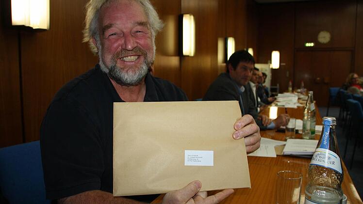 "Herrn Kreisrat Dr. Robert Römmelt" steht auf dem Umschlag, mit dem der ehemalige Riedenberger Bürgermeister seine Sitzungsladungen bekommt. Damit ist der 58-Jährige der einzige im 60-köpfigen Kreisrat, der die Sitzungsunterlagen nicht elektronisch abruft. Foto: Ralf Ruppert