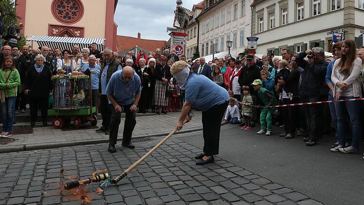 Beim Hahnenschlag zeigte sich Marita Spörlein treffsicher, trotz verbundener Augen. Das Spektakel vor der Elisabethenkirche ist ein Publikumsmagnet. Foto: Harald Rieger