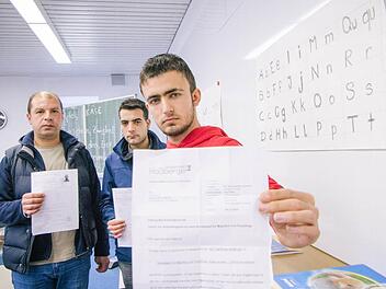 Zweiter Versuch: Alaa Mahouk (vorne), Sameer Albaloom (links) und Mute Aldin Alhimidy fuhren vergebens in die Außenstelle des Bundesamts für Migration und Flüchtlinge, um dort ihren Asylantrag zu stellen. Am morgigen Mittwoch müssen sie erneut dorthin. Foto: Marian Hamacher