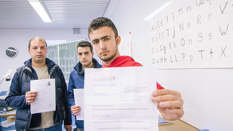 Zweiter Versuch: Alaa Mahouk (vorne), Sameer Albaloom (links) und Mute Aldin Alhimidy fuhren vergebens in die Außenstelle des Bundesamts für Migration und Flüchtlinge, um dort ihren Asylantrag zu stellen. Am morgigen Mittwoch müssen sie erneut dorthin. Foto: Marian Hamacher