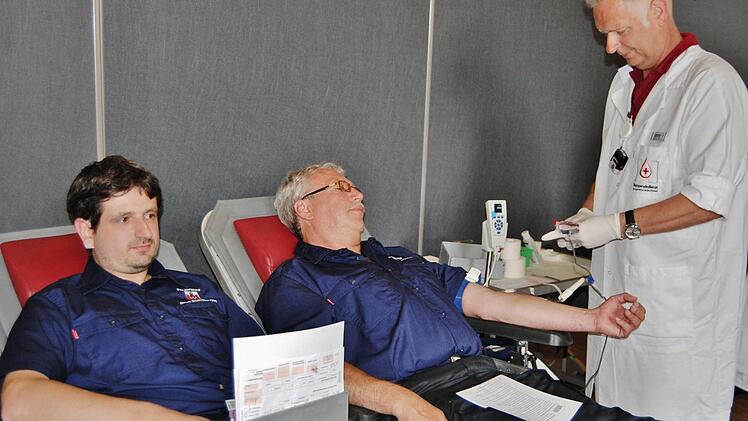 Feuerwehrmänner werden zur Blutspende vorbereitet. Foto: Sigismund von Dobschütz