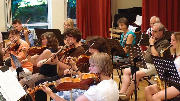 Intensiv bereitet sich das Orchester der "Musikfreunde Neustadt" auf sein Open-Air-Konzert am Sonntag (3. Juli) im Freibad vor.Foto: Jochen Berger