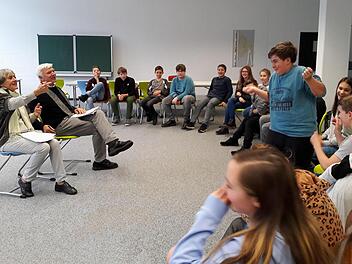 Szene aus dem Casting für die Teilnahme an dem Theaterprojekt mit den Pädagogen (von links) Amrie und Hanns-Karl ZwinscherGünther Geiling