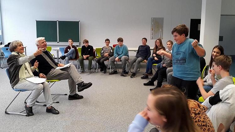 Szene aus dem Casting für die Teilnahme an dem Theaterprojekt mit den Pädagogen (von links) Amrie und Hanns-Karl ZwinscherGünther Geiling