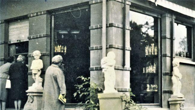 Kirchners damaliger Verkaufspavillon unterhalb seines Wohnhauses an der Salinenstraße (heute Untere Saline 17). Repro: Sigismund von Dobschütz