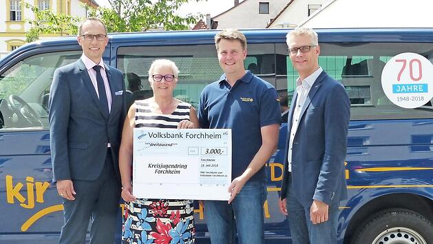 Bei der Scheck&uuml;bergae (von links): Joachim Hausner, Monika Martin, Christian Wilfling und Uwe Kirschstein Foto: Pauline Lindner