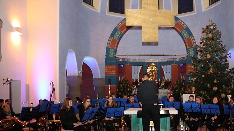 Dirigentenwechsel: Jürgen Gölz am Pult  Foto: Johanna Blum