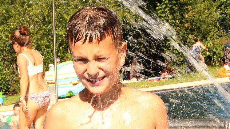 Wer kann, sucht zurzeit ein Freibad auf.  Josef Hofbauer